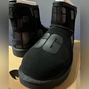 Women’s UGGs black scattered graphic size 7